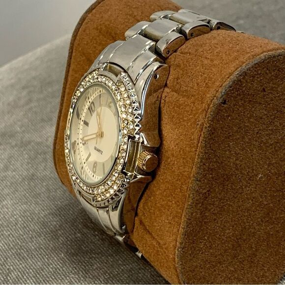 QUARTZ stainless steel round face crystal rhinestone trim watch - Picture 3 of 6
